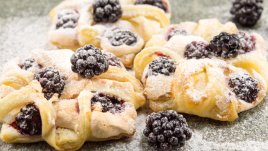 Кифлички с пресни къпини 