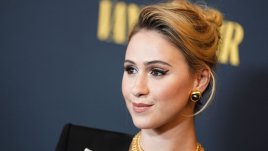 Прелестни майка и дъщеря! Мария Бакалова заведе майка си на звездна премиера