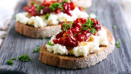 Брускети с извара и сушени домати