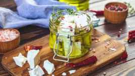 Пикантно мариновано сирене фета