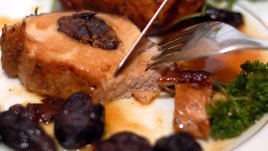 Свински стек със сини сливи и сметана