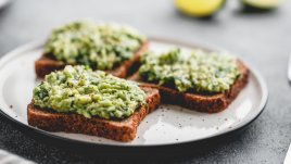 Тост с авокадо, лимонов сок и чия 