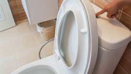 Защо не трябва да пускаме водата в тоалетната при отворен капак? 