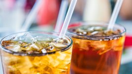 Защо е опасно да слагате лед в напитките си?
