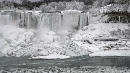 Впечатляваща гледка: Ниагарският водопад замръзна