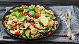 Пуешко с лимон, билки и тиквички на тиган