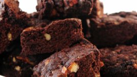 Шоколадови блокчета с ядки, череши и коняк