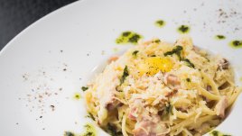 Паста на фурна с бекон и букет от подправки 