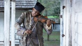 Форест Уитакър в ролята на привилегирования роб Фидлър в минисериала „Корени“