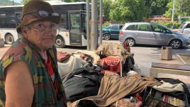 Да помогнем на баба Радка, която продава мебелите си, за да погаси кредит