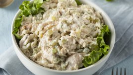 Салата с пилешко и кисели краставички