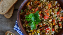 Зимна салата с патладжани и червени чушки