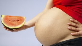 Защо бременните трябва да хапват диня?