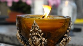 Ароматна свещ с масло от цитронела гони насекомите