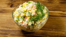 Салата с ориз, рулца от раци и яйца