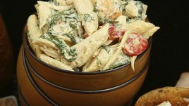 Салата с паста, картофи и бекон