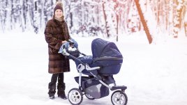 7 полезни аксесоара за бебешката количка през зимата