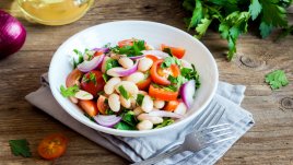 Бобена салата с домати и подправки