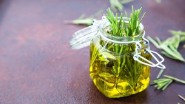 Как да използваме масло от розмарин при косопад
