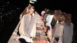 Разнообразие от десени и бухнали ръкави в колекцията на Louis Vuitton (+Снимки)