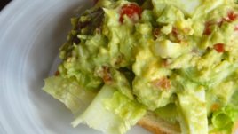 Салата с авокадо и печено пилешко