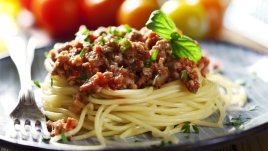 Спагети с телешка кайма и доматен сос
