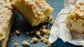 Кекс с орехи, ябълки и канела 