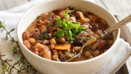 Селски боб със зеленчуци 