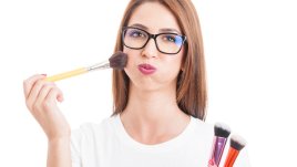 Грешки в грима, които да избягвате, ако носите очила 