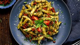 Паста с песто, пиле и домати