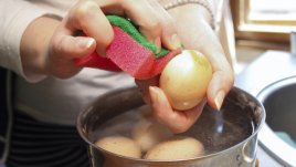 Как да избелите кафяви яйца за лесно боядисване за Великден?