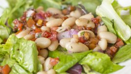 Салата с боб и бабек