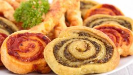 Руло с бутертесто, песто и шунка