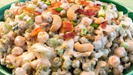 Картофена салата с нахут, колбас и грах