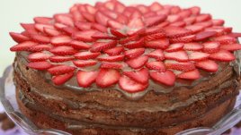 Торта с ягоди и шоколадов мус 