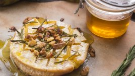 Запечено сирене бри с мед и ядки