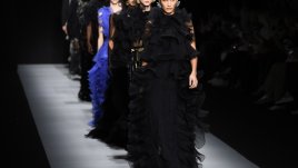 Обем, ярки цветове и велур в колекцията на Alberta Ferretti 