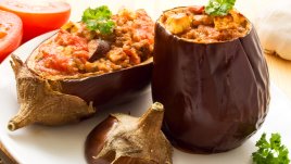 Пълнени патладжани със зеленчуци на фурна 