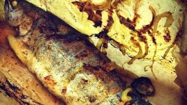 Печена риба в хартия с подправки