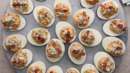 Пълнени яйца с бекон и пилешко