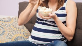 Неистов глад за някои храни през бременността – какво означава? 