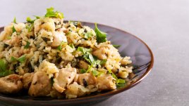 Ризото с печено пиле, карамелизиран лук и вино