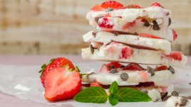 Замразен ягодов десерт с кисело мляко и мед