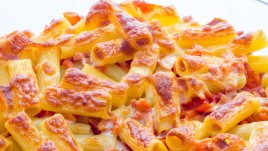 Макарони на фурна с пилешко и лук