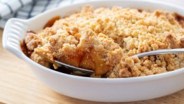 Хрупкав ябълков крамбъл с овесени ядки