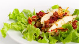 Салата с пиле, бекон и зеленчуци 