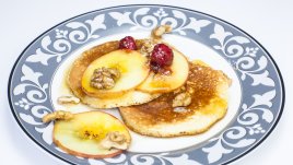 Пухкави ябълкови палачинки с рикота