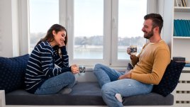 Знаци, че той има силни чувства, но му трябва време, за да задълбочи връзката