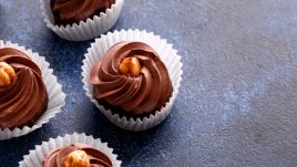 Сладки с течен шоколад и лешници