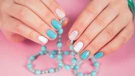 Маникюр с щампи за пролет 2022